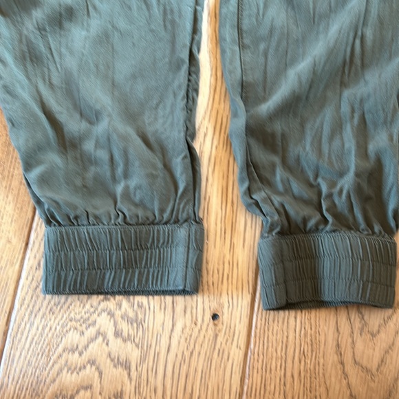 Aritzia TNA TALULA joggers in olive green - Picture 3 of 7